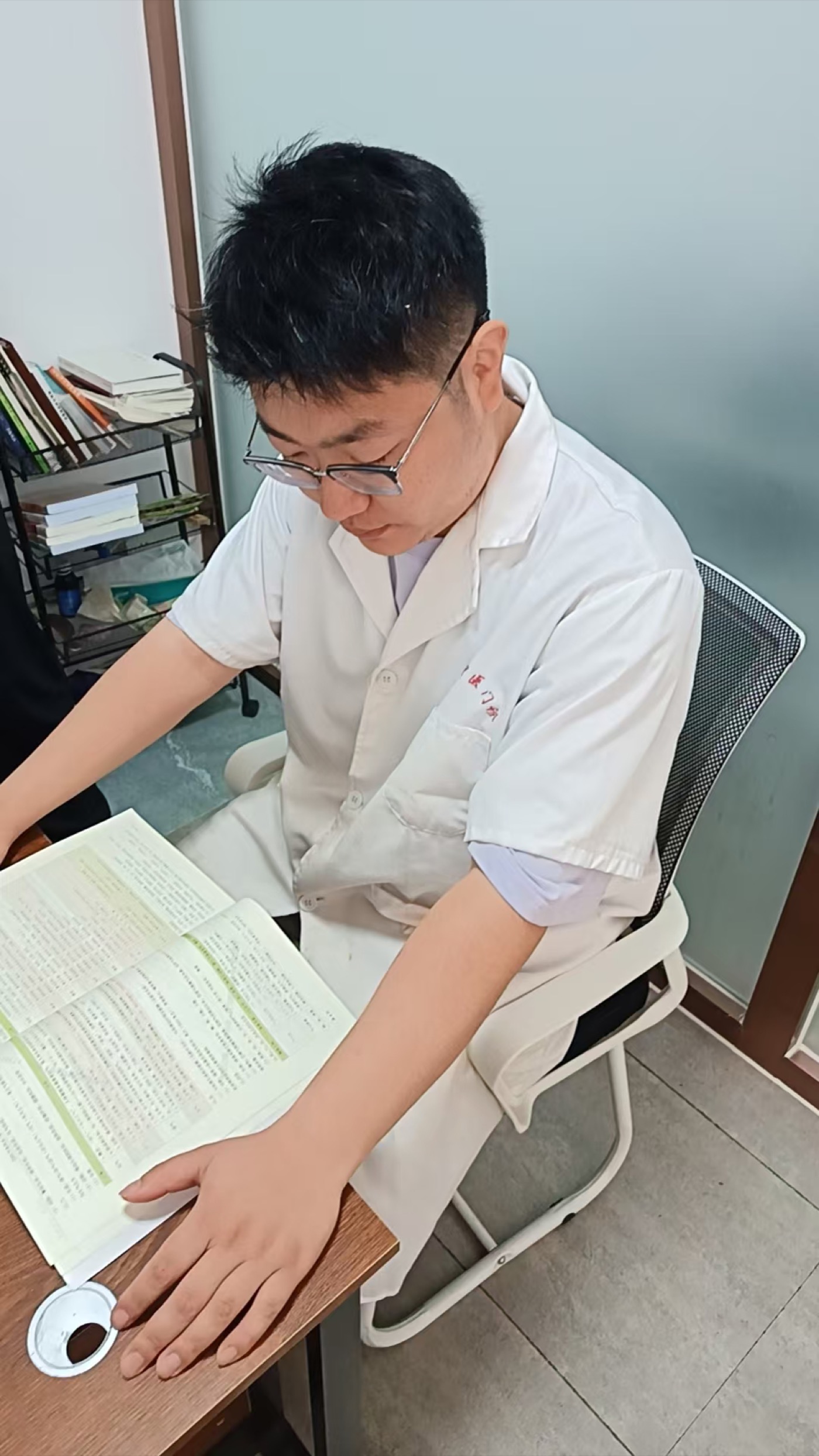 瑞蚨堂工作人员核对已有资料的工作场景