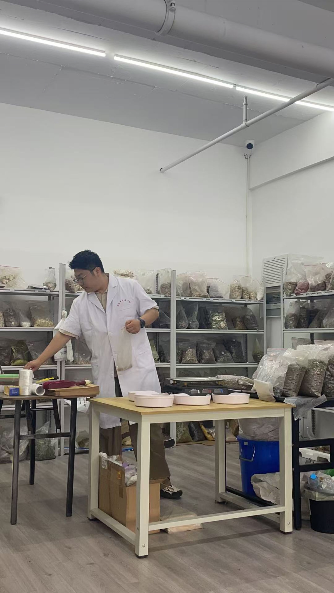 陆宏医生在瑞蚨堂门诊工作场景