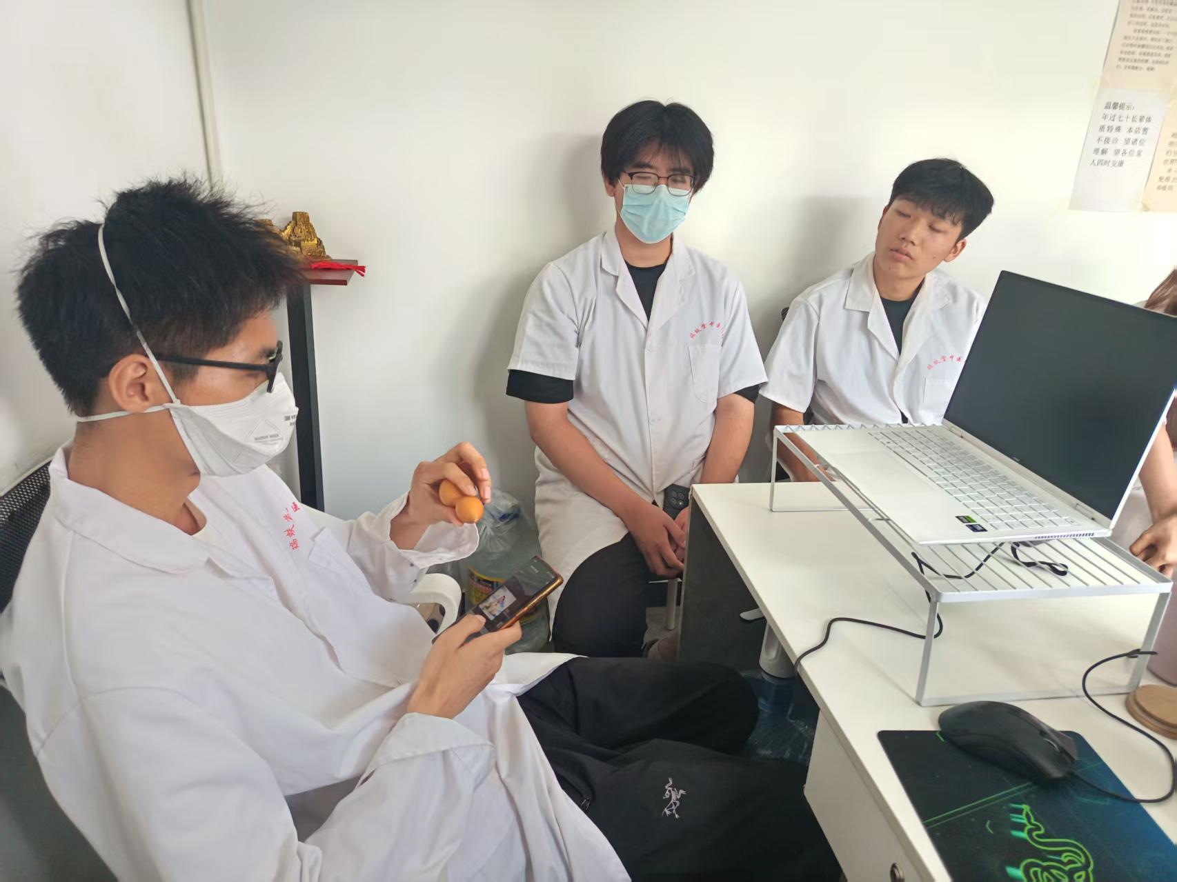 瑞蚨堂工作人员进行资料整理与工作讨论