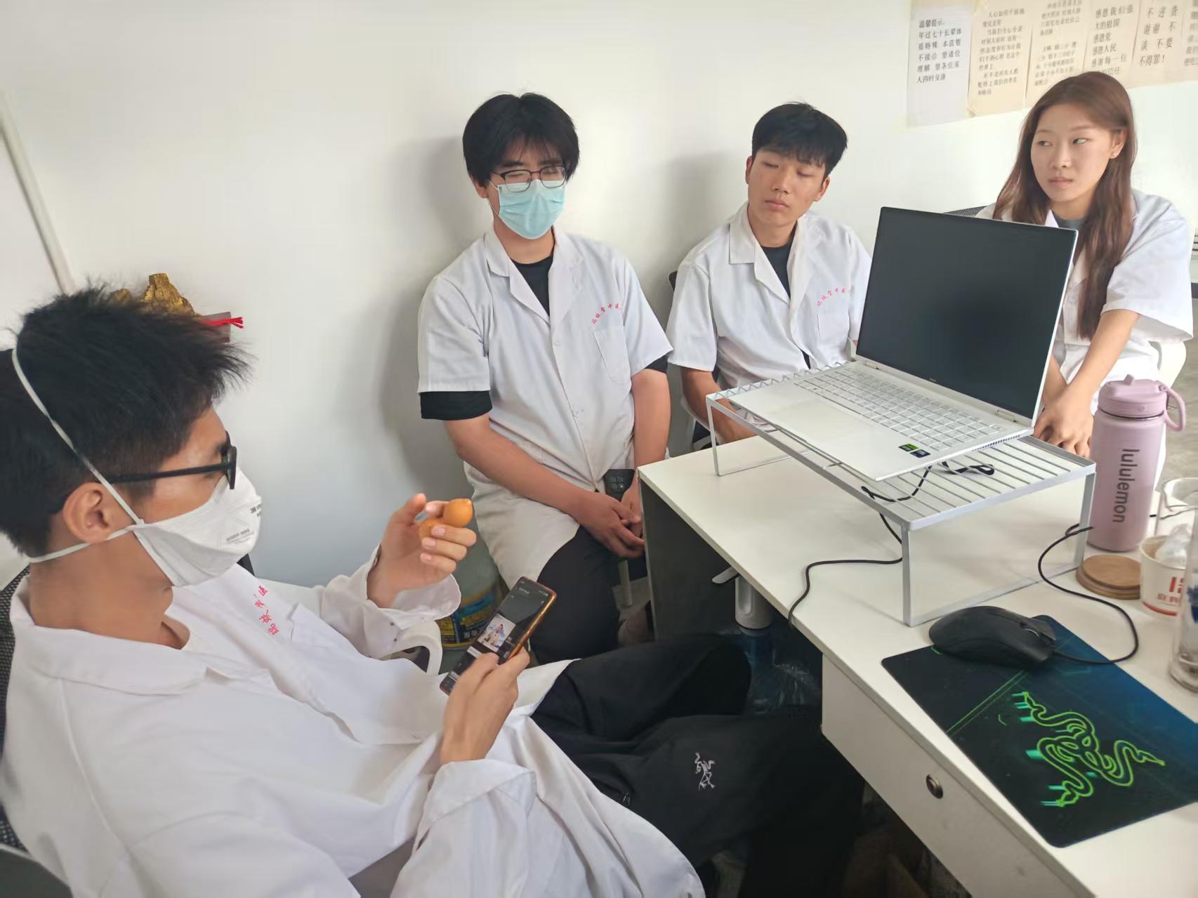 瑞蚨堂工作人员整理资料并复盘门诊沟通